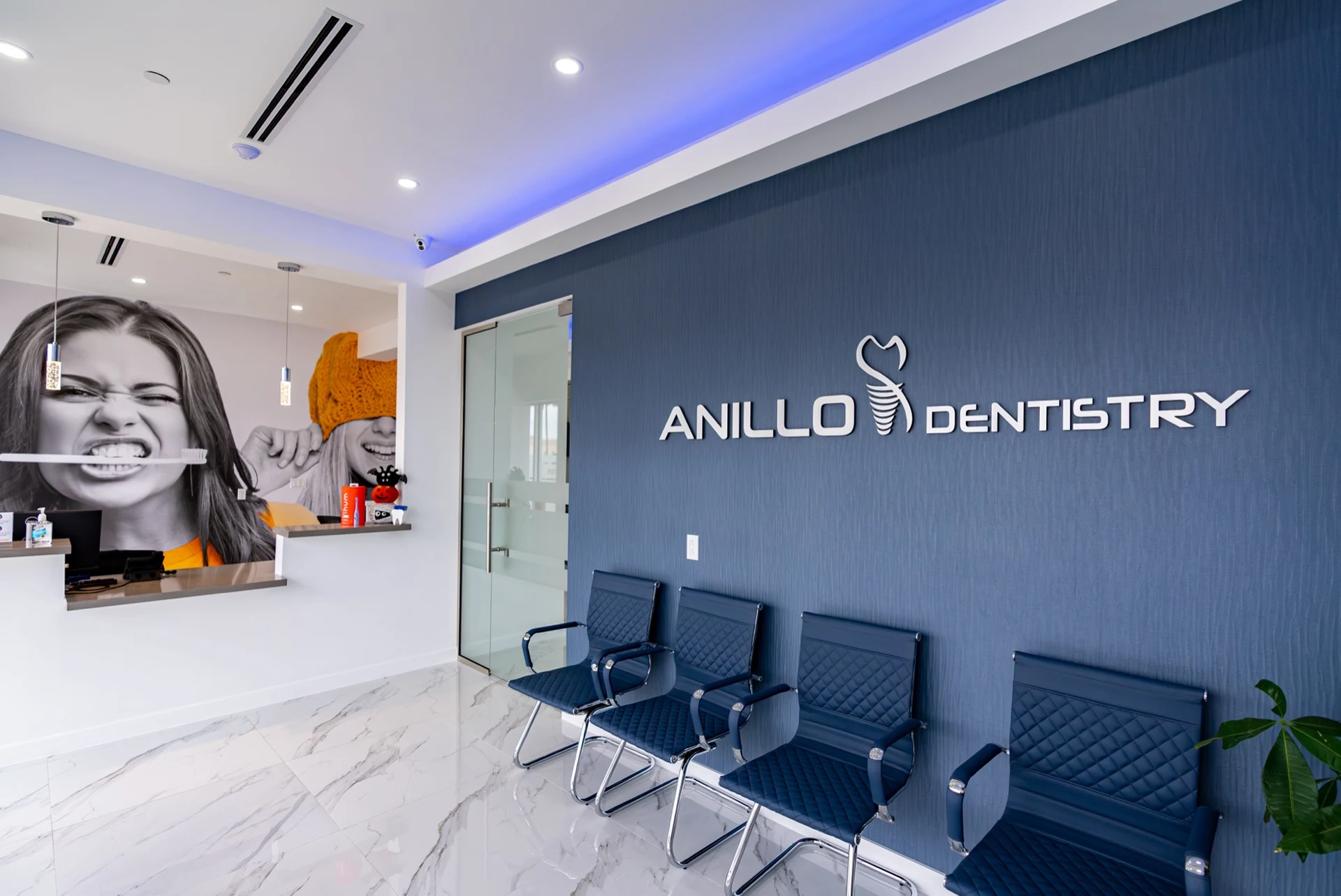 Anillo Dentistry — Sala de espera con letras ANILLO DENTISTRY sobre una pared azul marino y filas de sillas azul marino