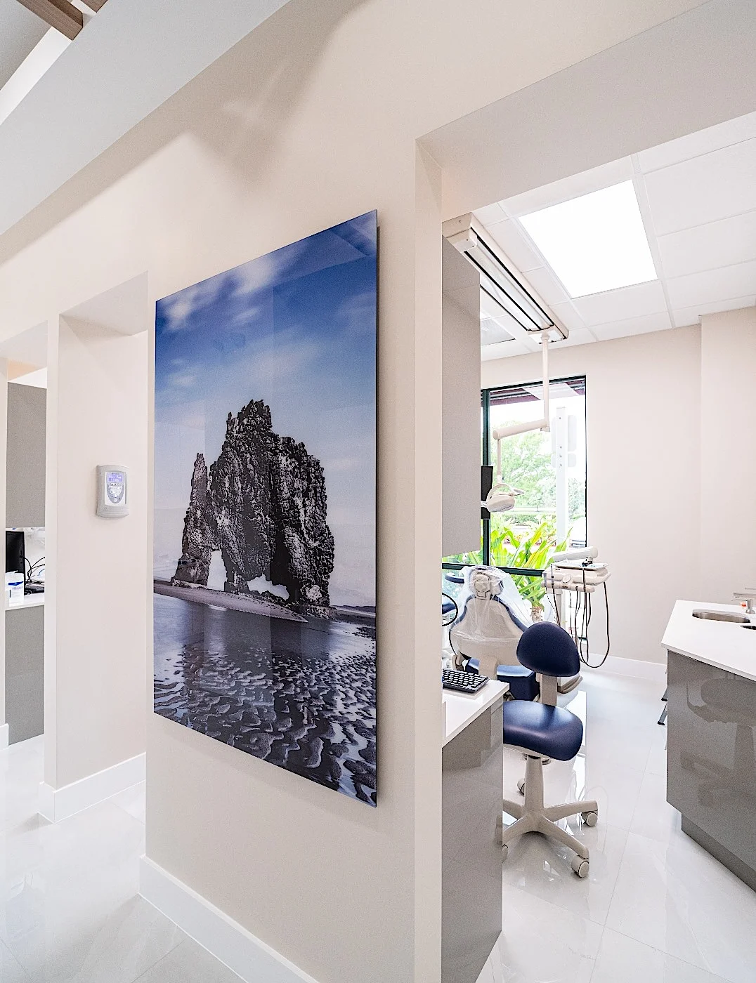 Clear Smiles Dental — Panel de un farallón junto a la entrada de una sala de tratamiento