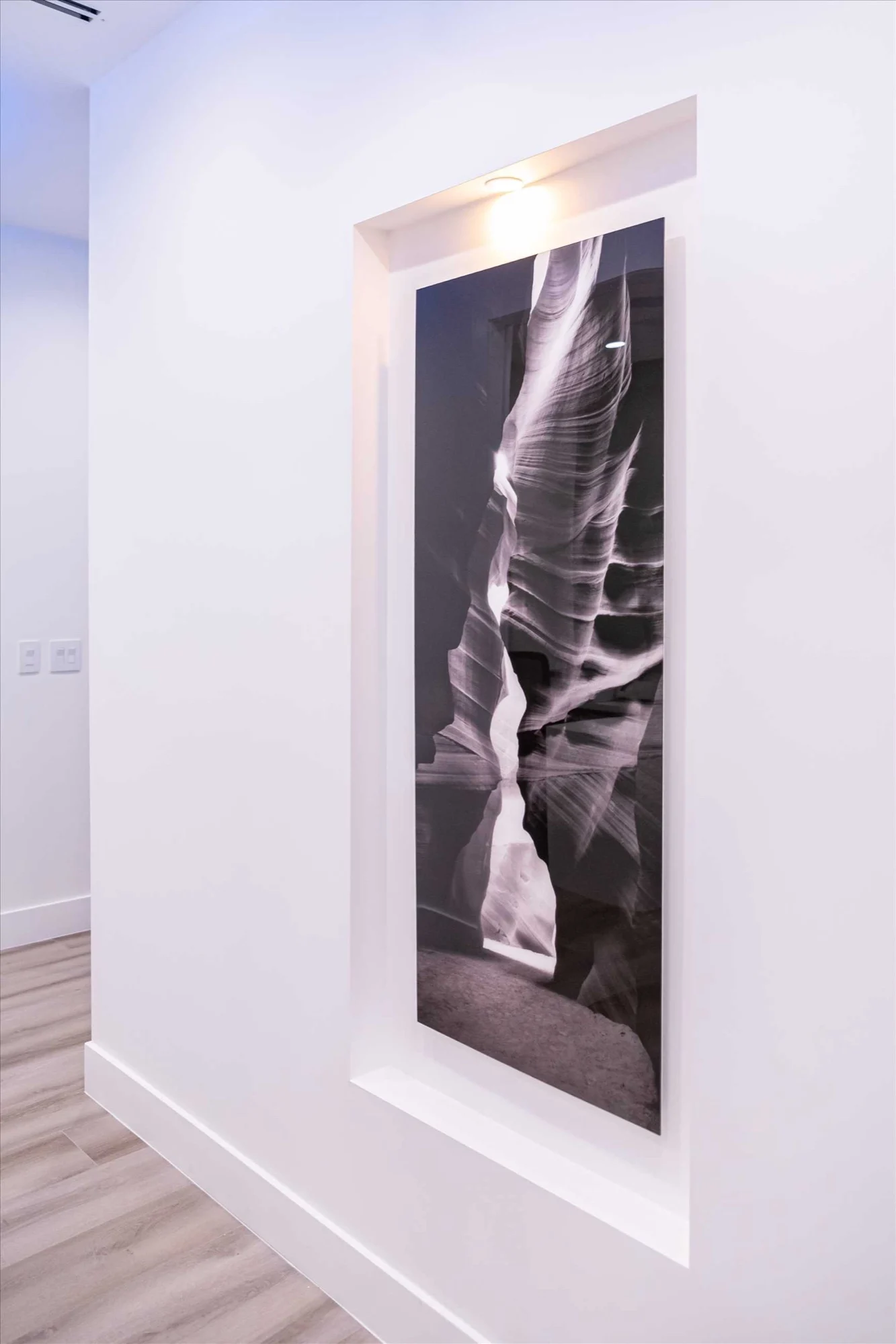 Select Dental Care — Fotografía en blanco y negro de un cañón de roca dentro de un nicho en la pared
